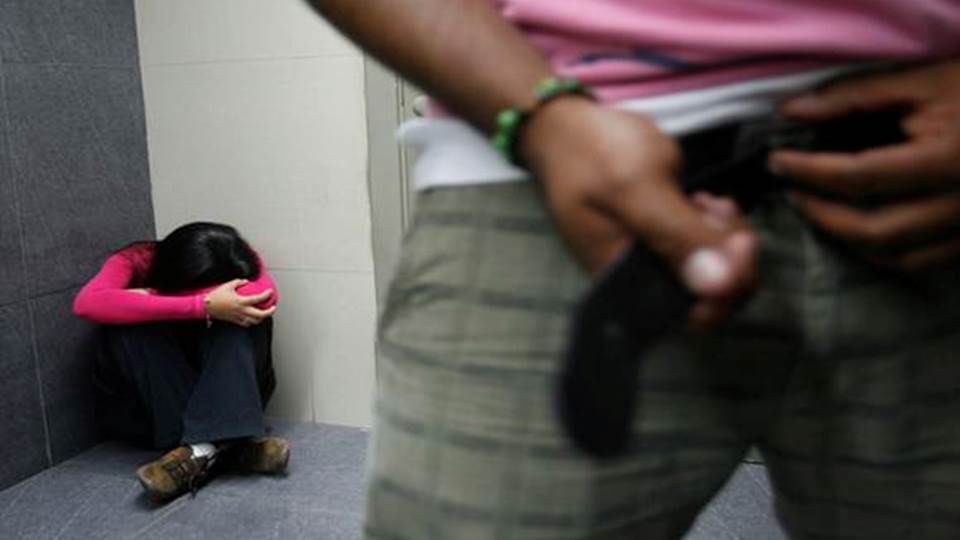 Dictan a un hombre sentencia de 20 años de prisión por abusar de menor