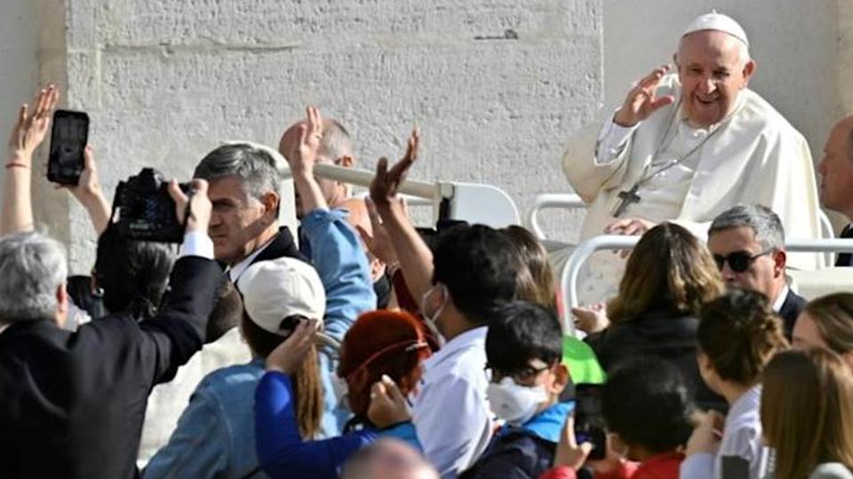 Permite el papa que niños se suban al “Papamóvil” y dan recorrido juntos