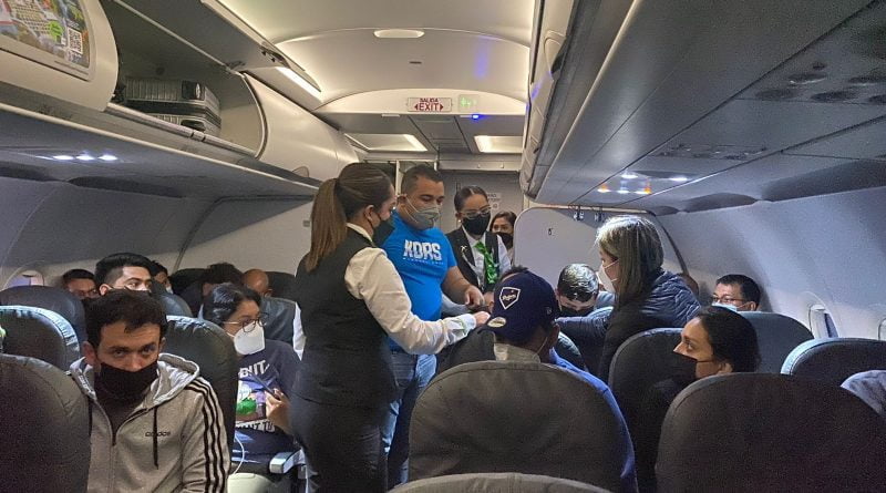 Doctor del IMSS salva la vida a pasajero en pleno vuelo