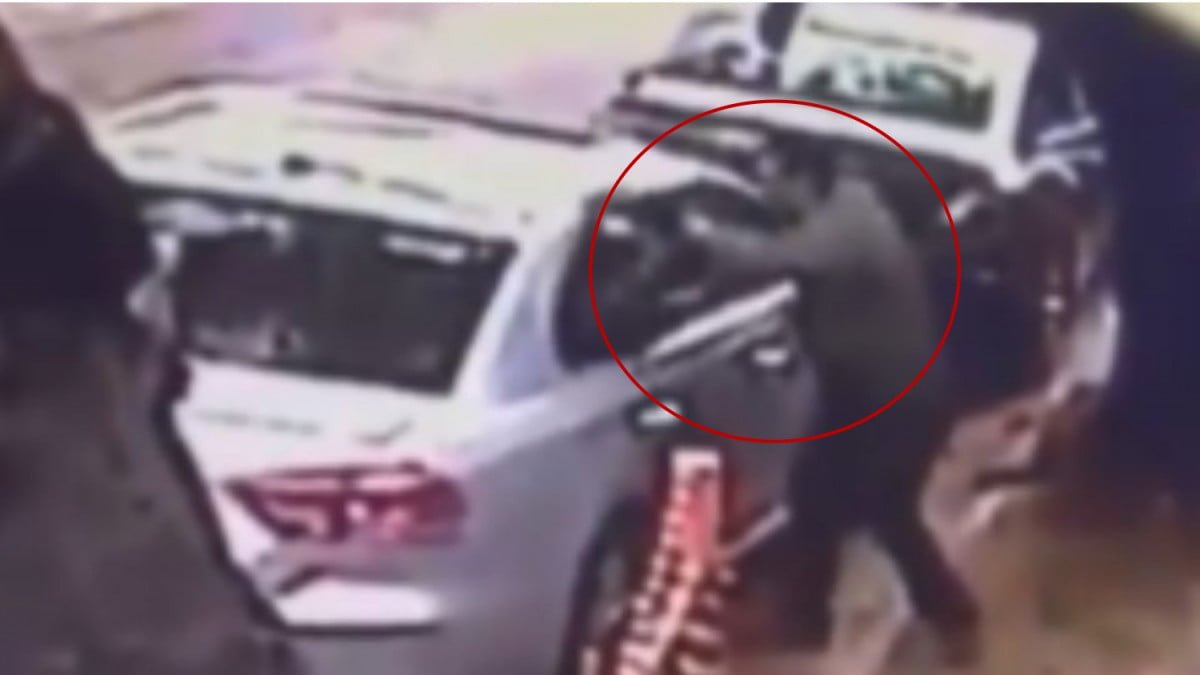 ¡A plena luz del día! Ladrón rompe vidrio de auto y roba una computadora