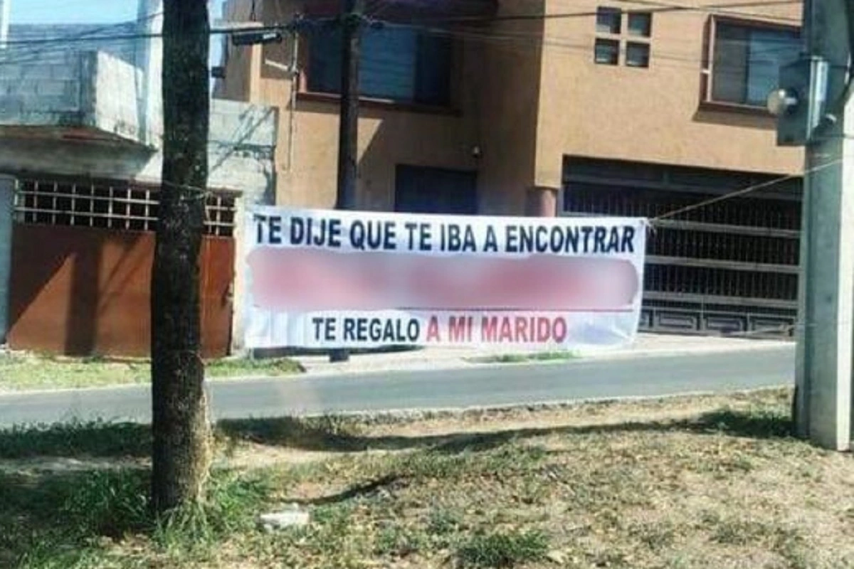 “Te regalo a mi marido”, con una manta mujer exhibe a amante