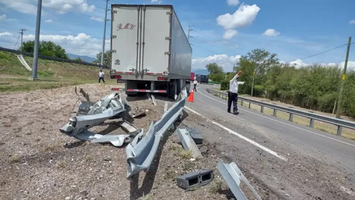 Tráiler pierde el control y se impacta con barra de contención