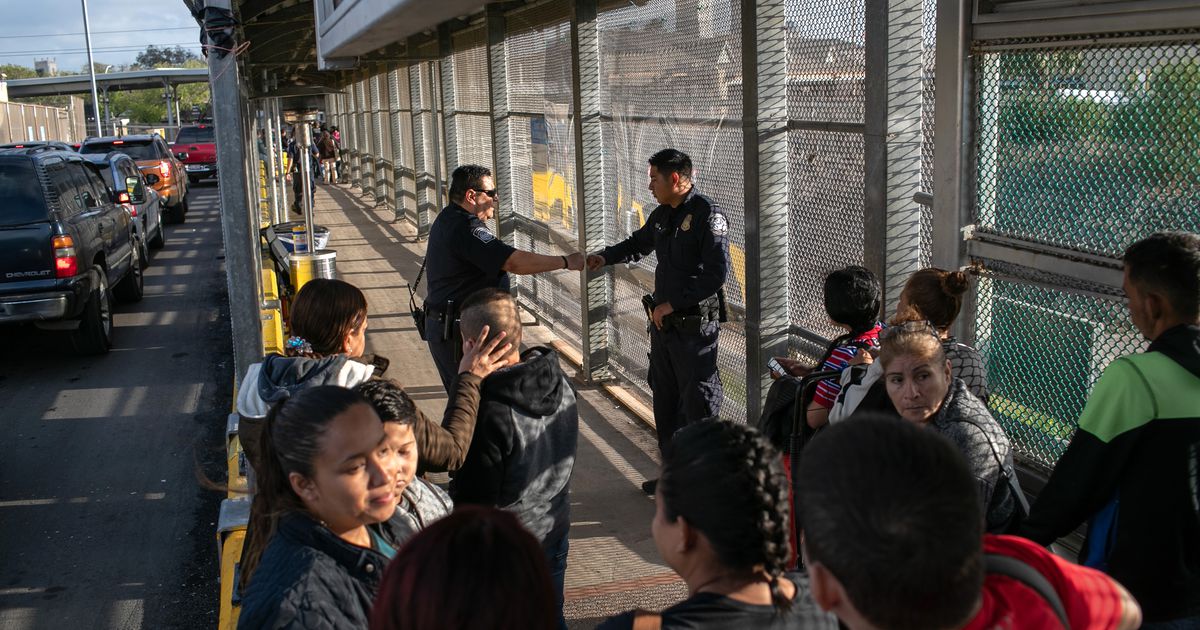 Corte Suprema de EU estudia iniciativa de Biden para eliminar programa ‘Quédate en México’