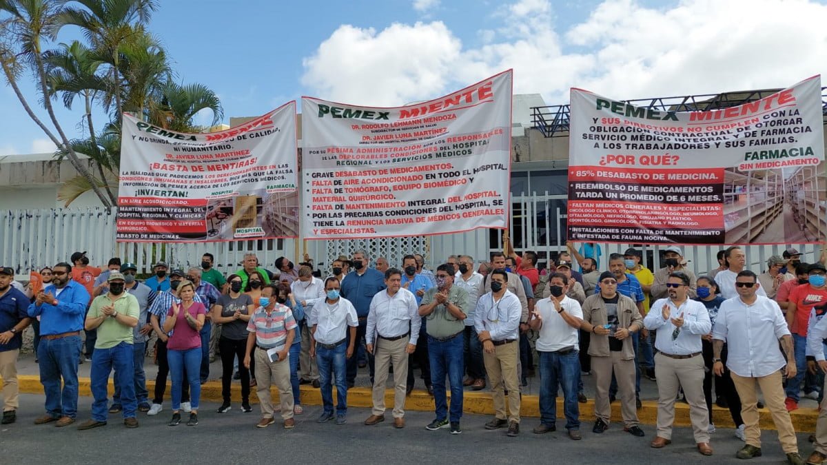 Trabajadores sindicalizados protestan contra Pemex; exigen servicio médico digno