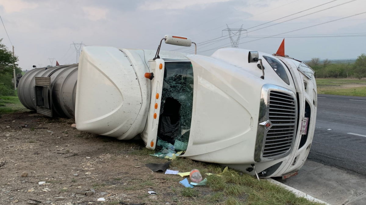 Vuelca pipa con 70 mil litros de diésel en la carretera Zaragoza; reportan fuga