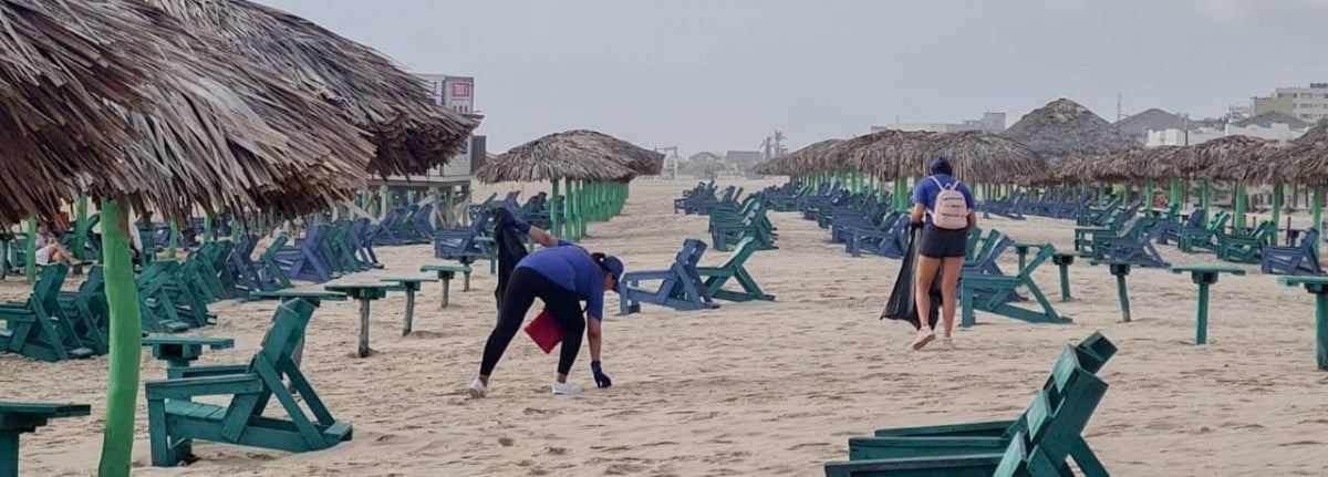 Voluntarios se suman a limpieza de Playa Miramar