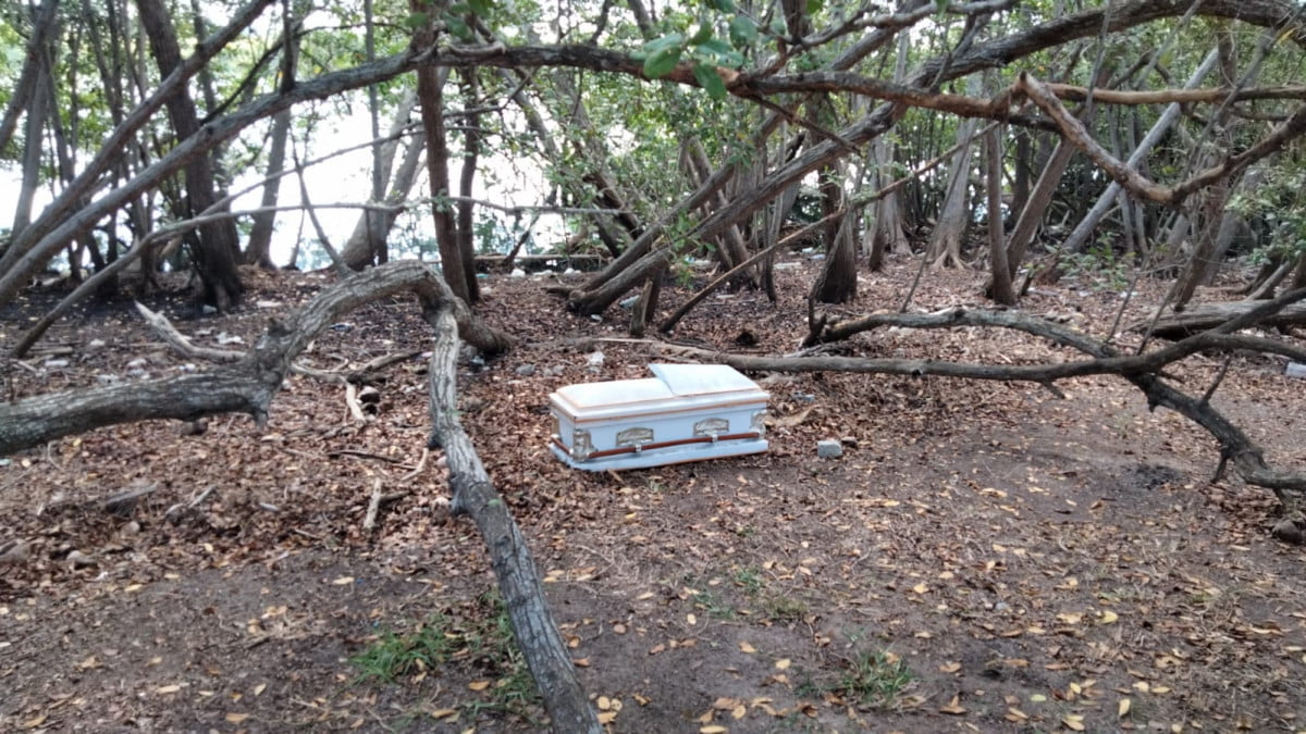 Encuentran ataúd en la laguna del Carpintero