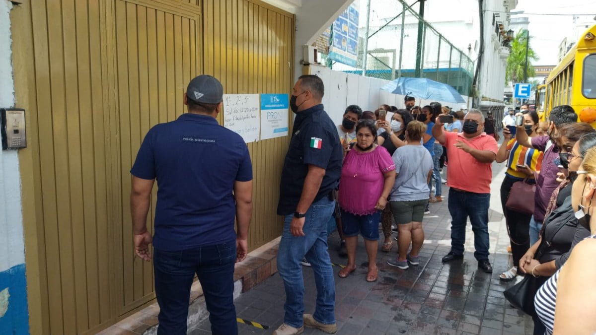 Padres de familia de primaria en Tampico protestan por desaparición de 120 mil pesos