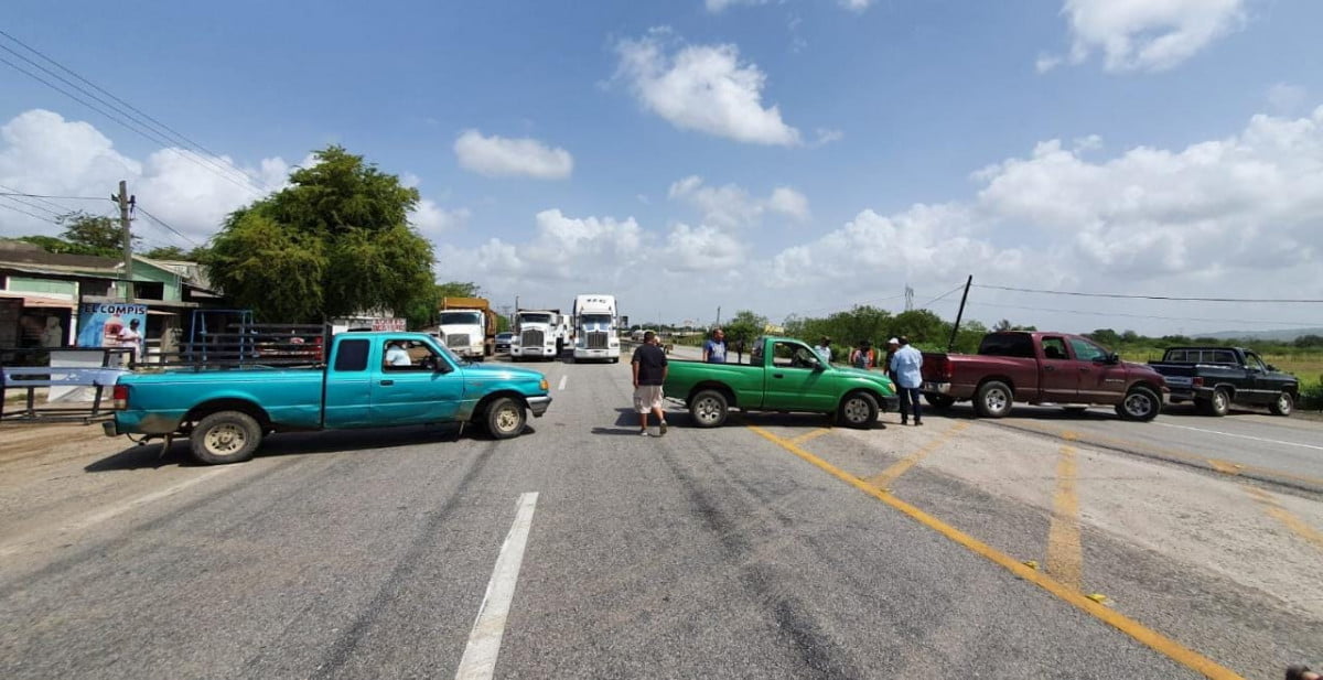 Residentes de Villa Cuauhtémoc cumplen amenaza; bloquean carretera para exigir agua