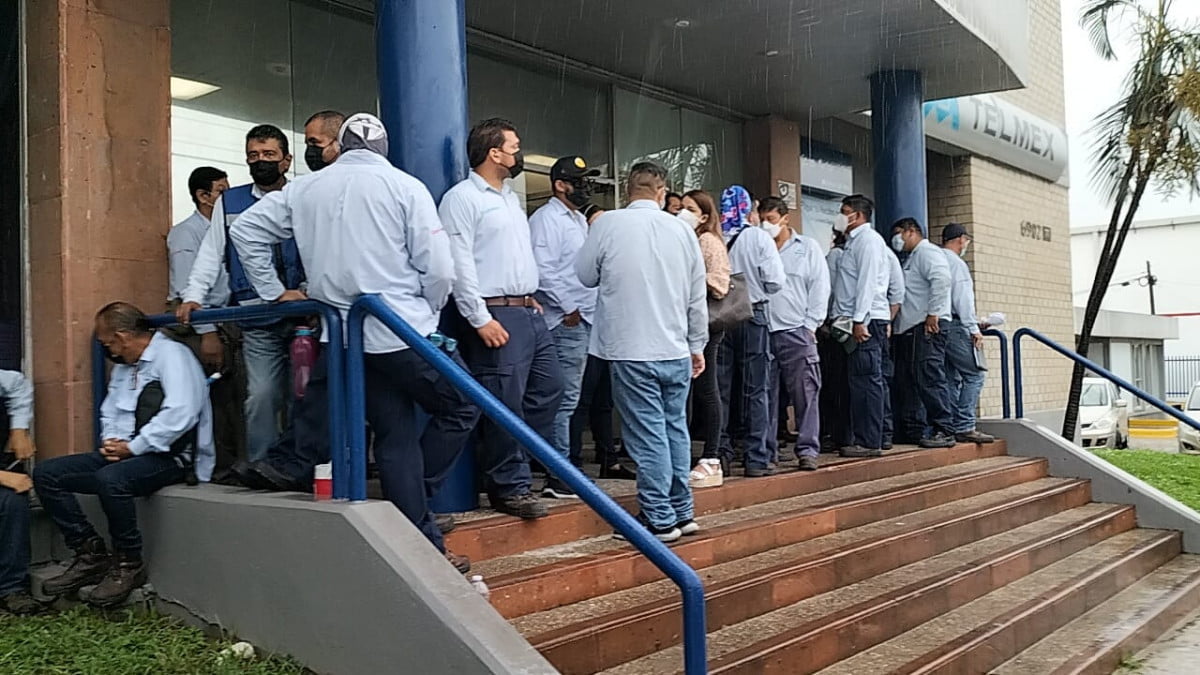Por no pagarles horas extras, trabajadores de Telmex se van a paro