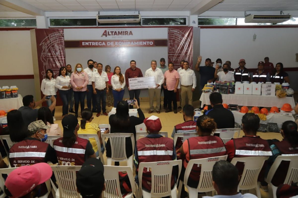 Armando Martínez hace entrega de equipamiento y becas a colaboradores del S.U.T.R.A