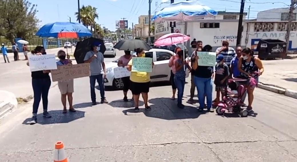 Vecinos bloquean bulevar en Tampico; tienen 48 horas sin luz