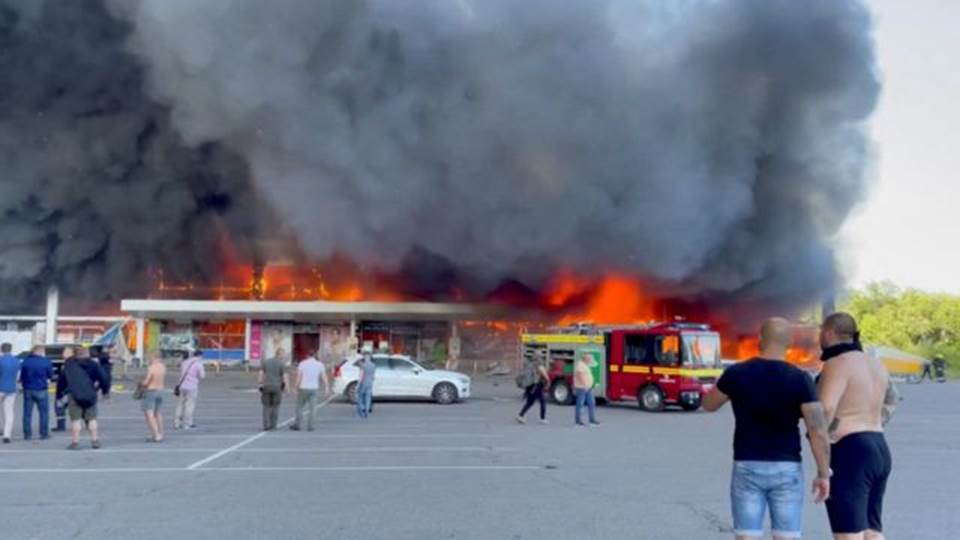 Rusia bombardea centro comercial y deja al menos 10 muertos en Ucrania