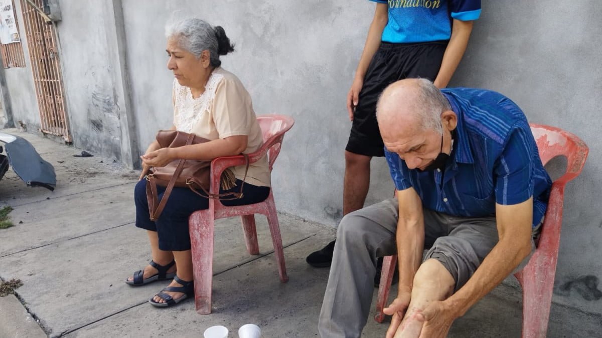 Lesiona a dos abuelitos en fuerte choque y huye del lugar