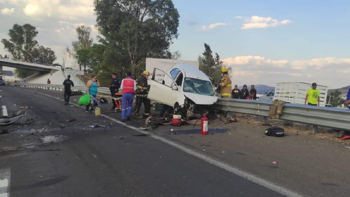 Conductor provoca fuerte accidente al meterse en sentido contrario en la carretera Morelia-Salamarca