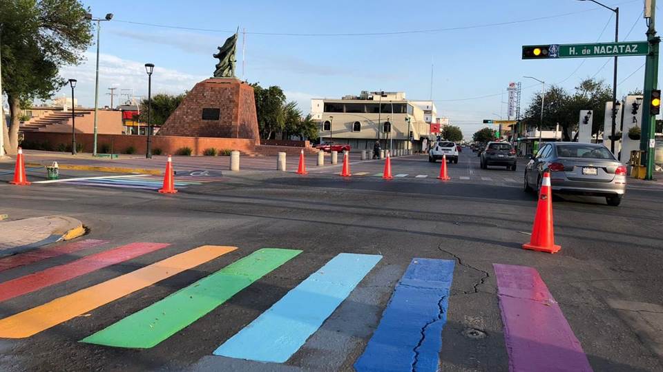 Promueven inclusión en Nuevo Laredo, pintan paso peatonal con colores de arcoíris