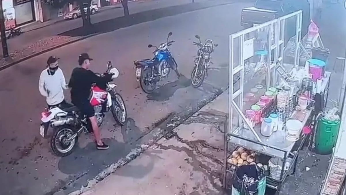 Sujetos armados intentan robar moto en puesto callejero, pero policías los detienen