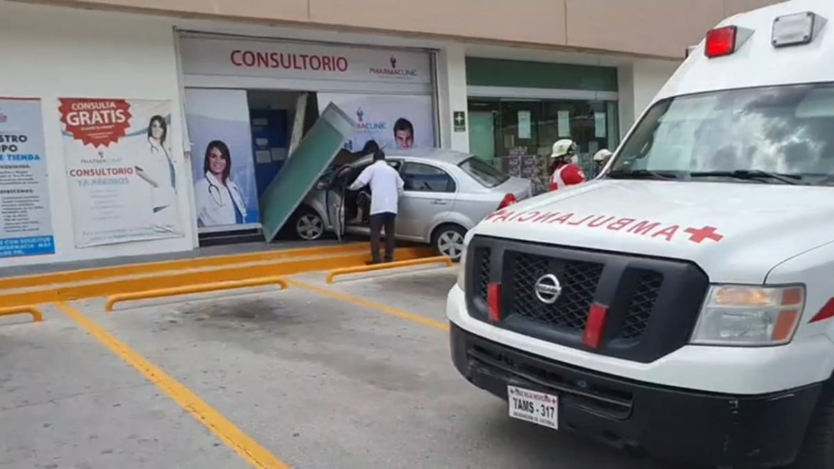 Carro se mete a negocio, ahora fue una farmacia