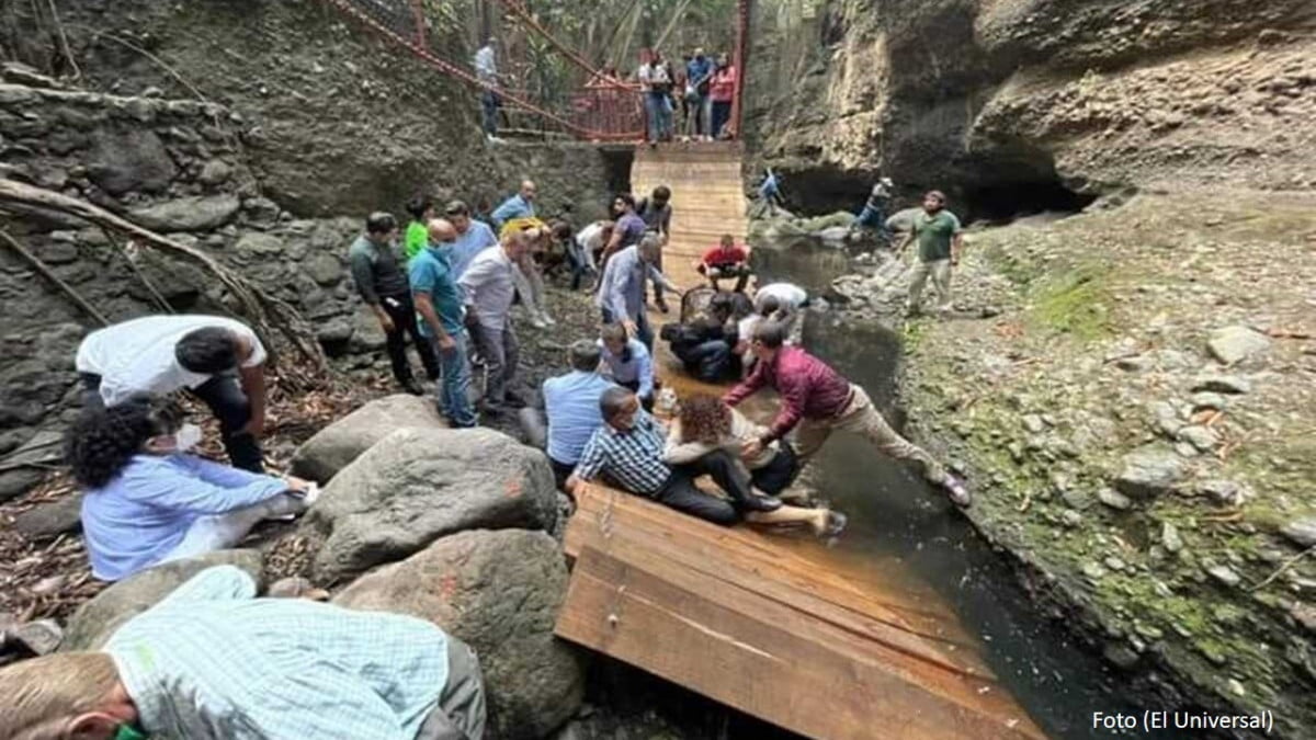 Cae puente colgante y resultan heridos alcalde de Cuernavaca y comitiva