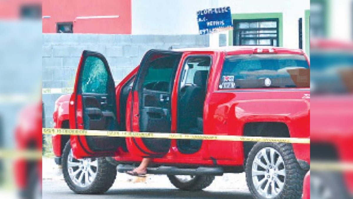 Hombre es asesinado a balazos afuera de su vivienda
