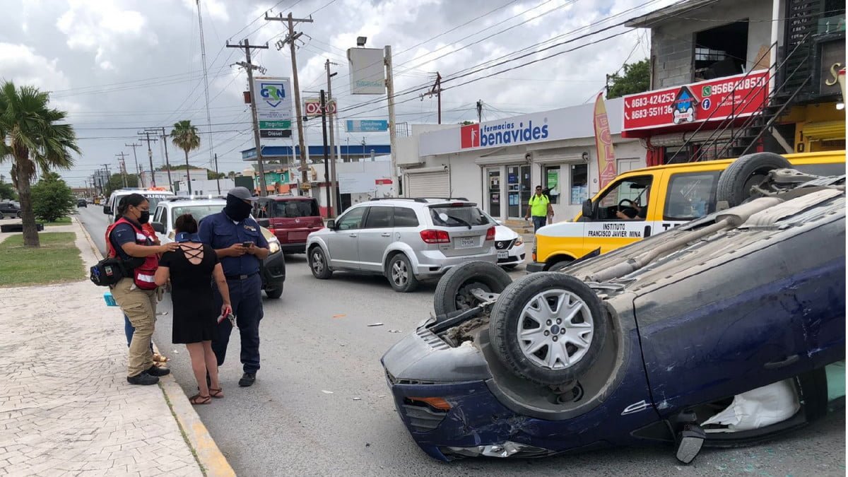 Joven acelerado choca y vuelca su camioneta