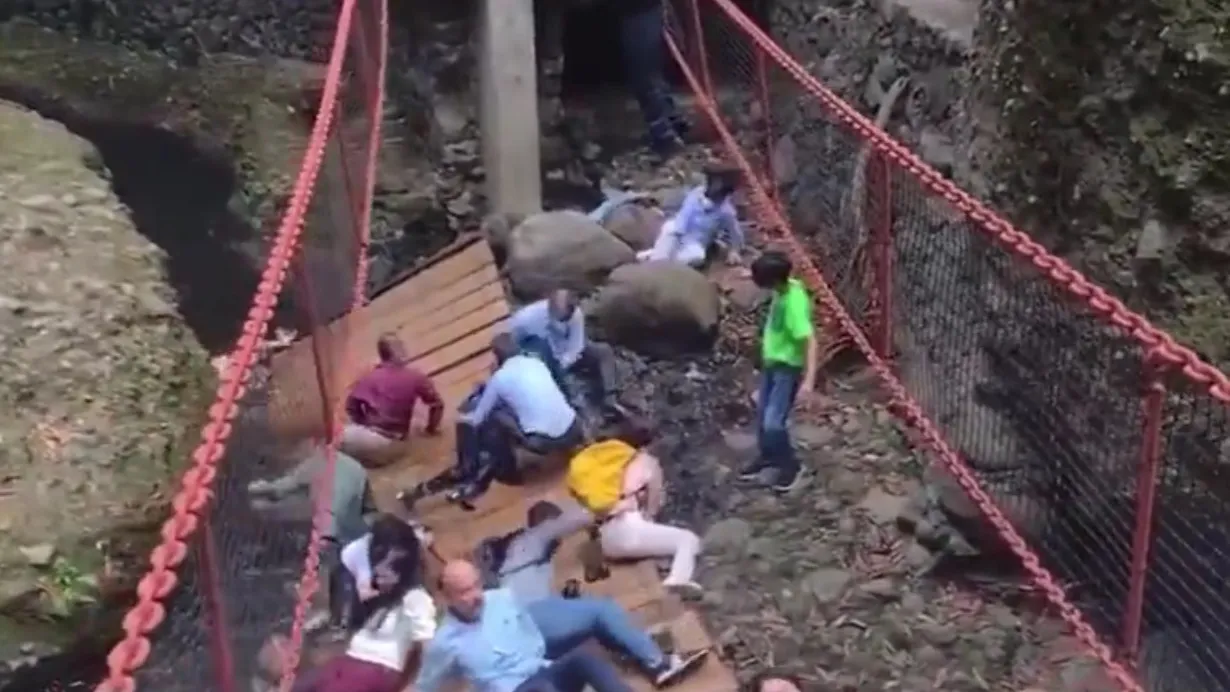 Separan de su cargo a 4 funcionarios implicados en caída de puente colgante 
