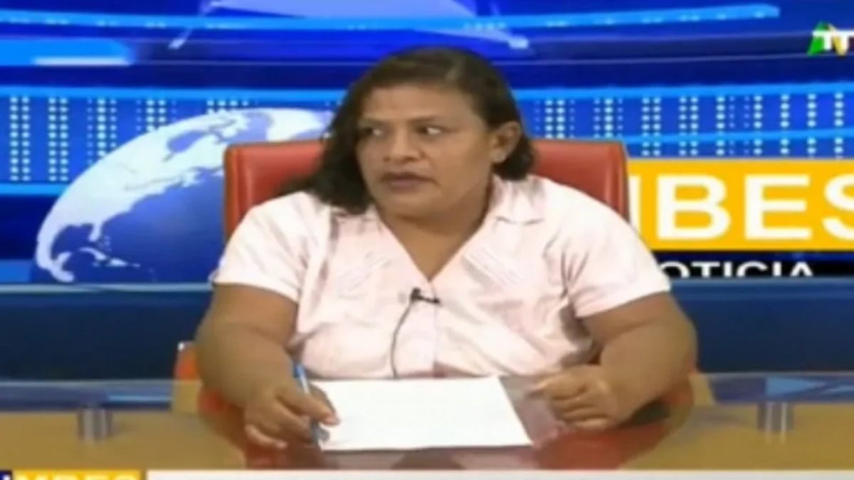 Conductora de noticiero fue sorprendida “sacándose el moco” en vivo