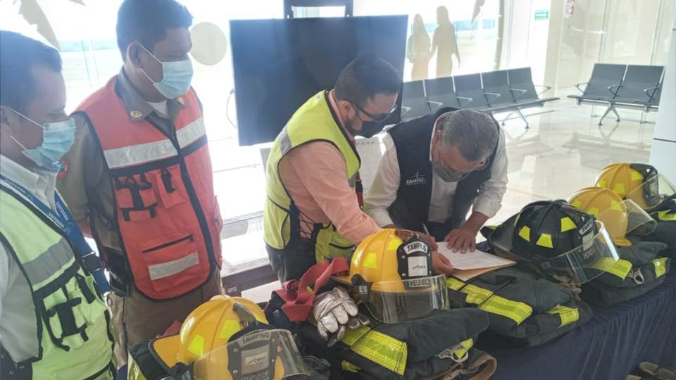 Recibe Bomberos Tampico importante donativo del Grupo Aeroportuario OMA