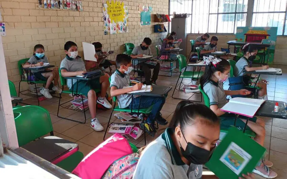 Sufren estudiantes intenso calor por falta de luz en primarias