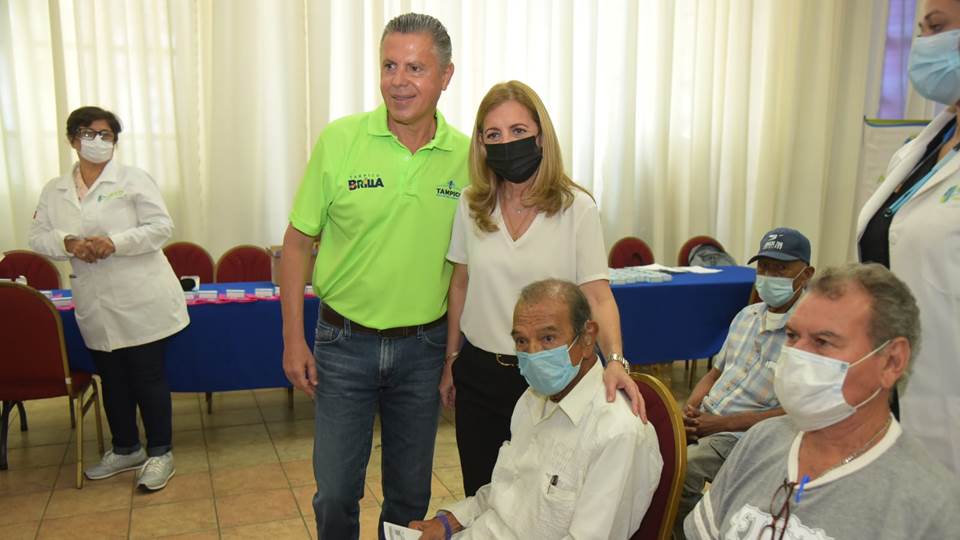 Entregan Chucho Nader y Aída Féres aparatos auditivos a cien tampiqueños