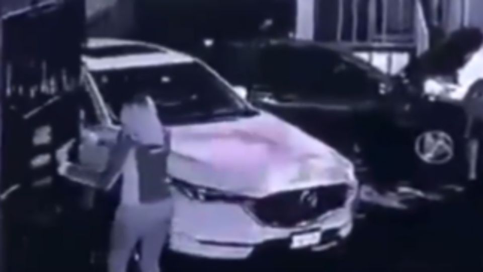 ¡Amor de madre! Mujer arriesga la vida para salvar a su hija durante robo de camioneta