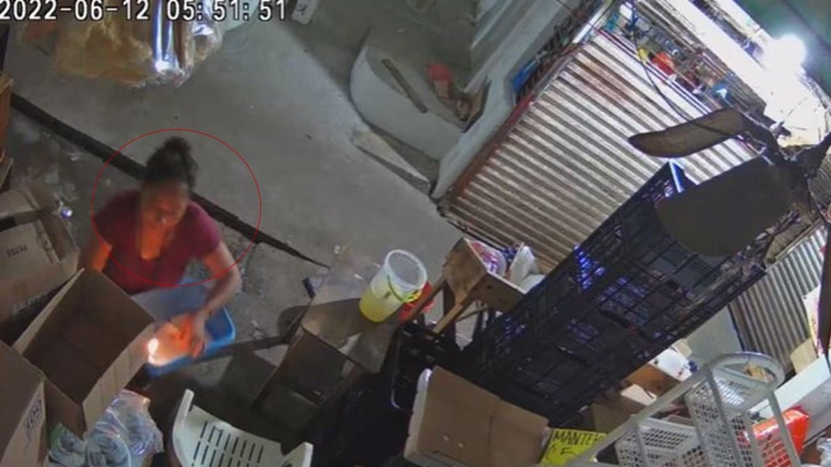 Mujer es captada incendiando local en mercado de Tampico