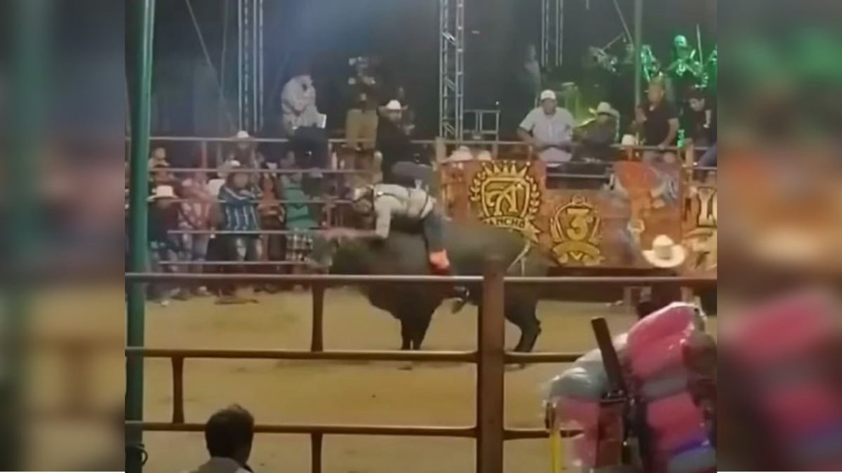 Momento en el que joven de 20 años muere aplastado por toro durante jaripeo