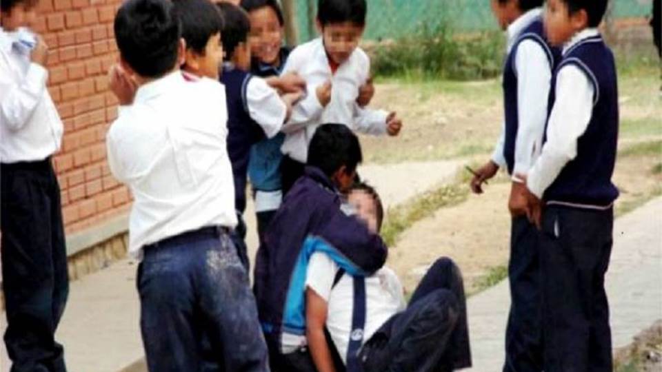 Tío se harta del bullying que sufría su sobrino en la escuela y golpea al acosador