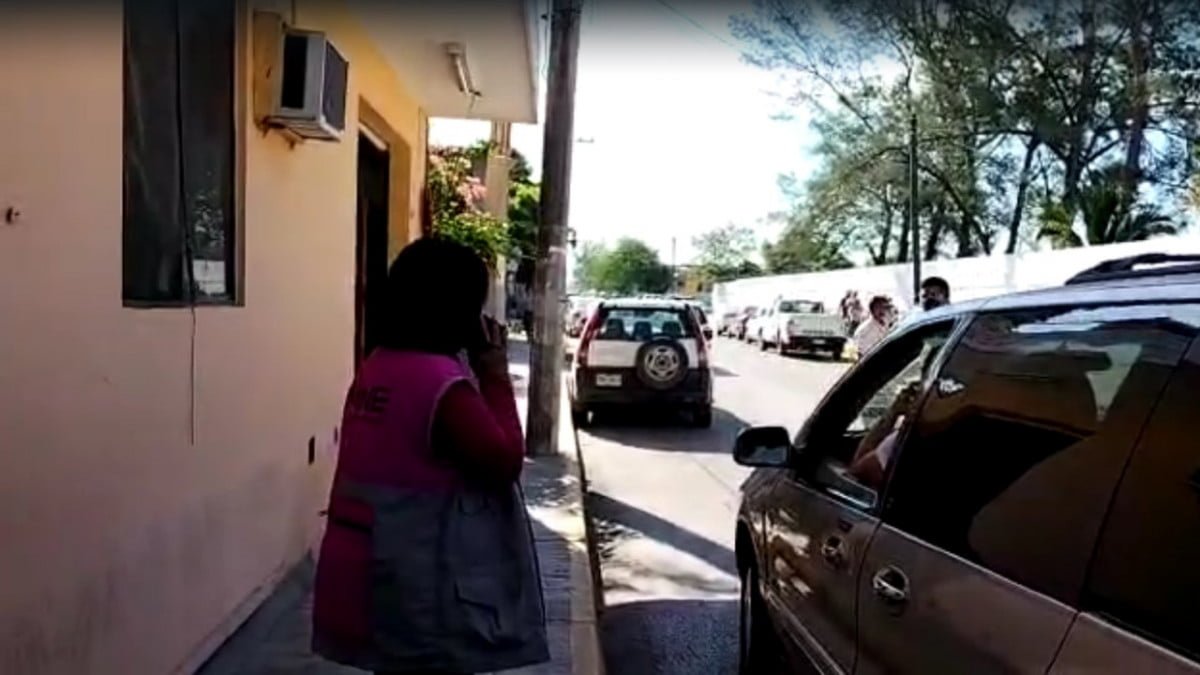“Lady INE” pide que le den preferencia a estacionarse frente a su casilla