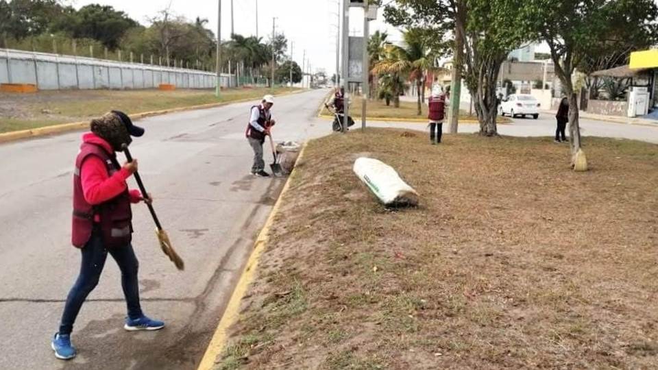 Continúan labores de limpieza en avenidas de Ciudad Madero