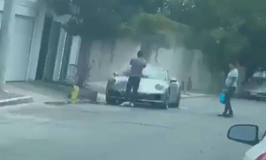 Lo exhiben por lavar su porche a mangerazos en plena crisis de agua en Nuevo León