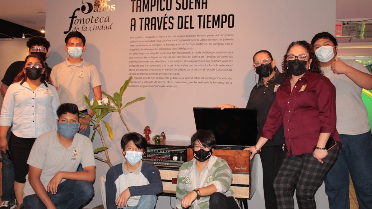 Visitan alumnos de bachillerato exposición en Tampico
