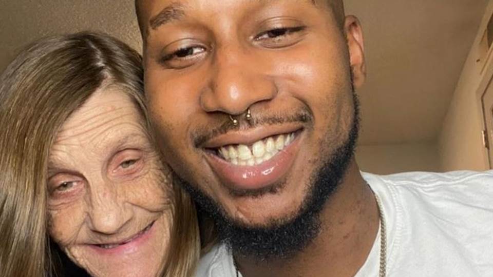 Se viraliza la unión de una pareja de un joven de 24 años con una mujer de 61 años