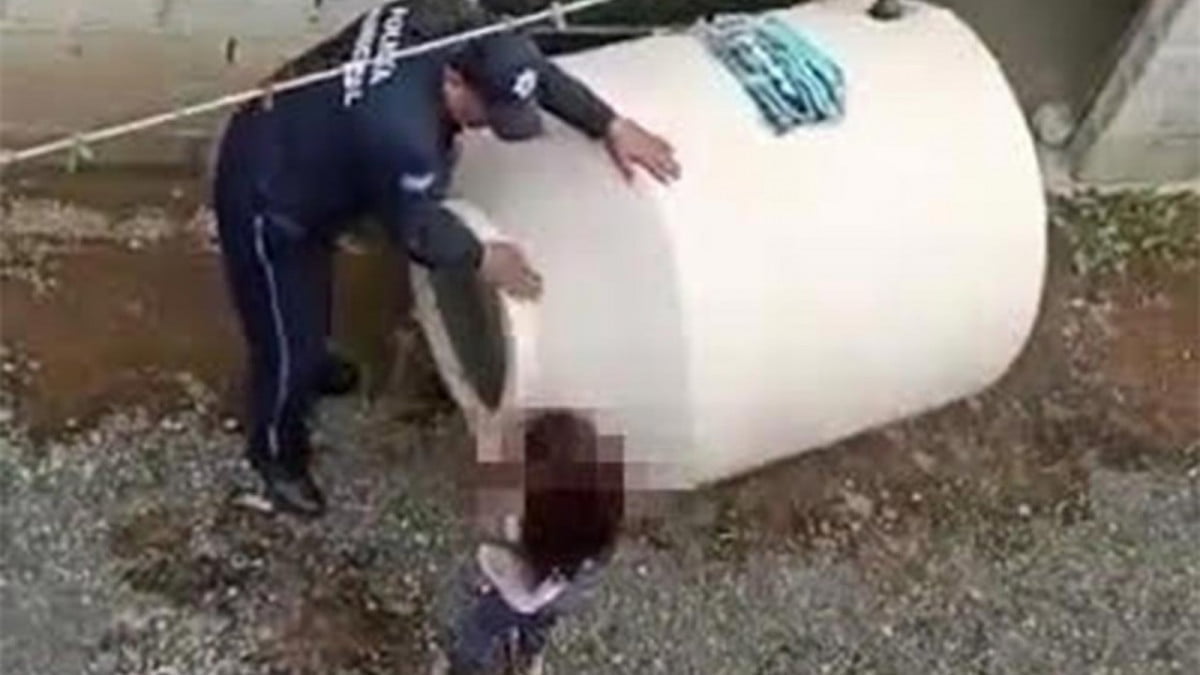 Ingresan a penal a padres de niña de 5 años que fue encontrada en tinaco