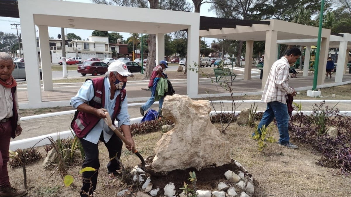 Brindan mantenimiento a plazas de Ciudad Madero