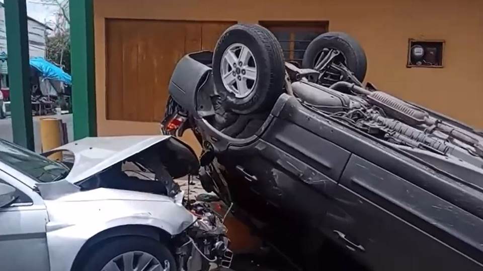 Vuelca camioneta en pleno sector centro de Nuevo Laredo