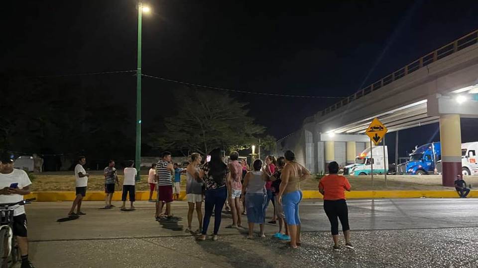 Bloquean carretera y retienen cuadrilla de CFE en Altamira