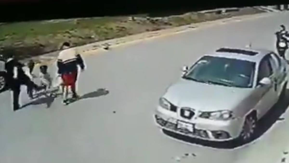 Indigna en redes video de mujer pateando a pequeña