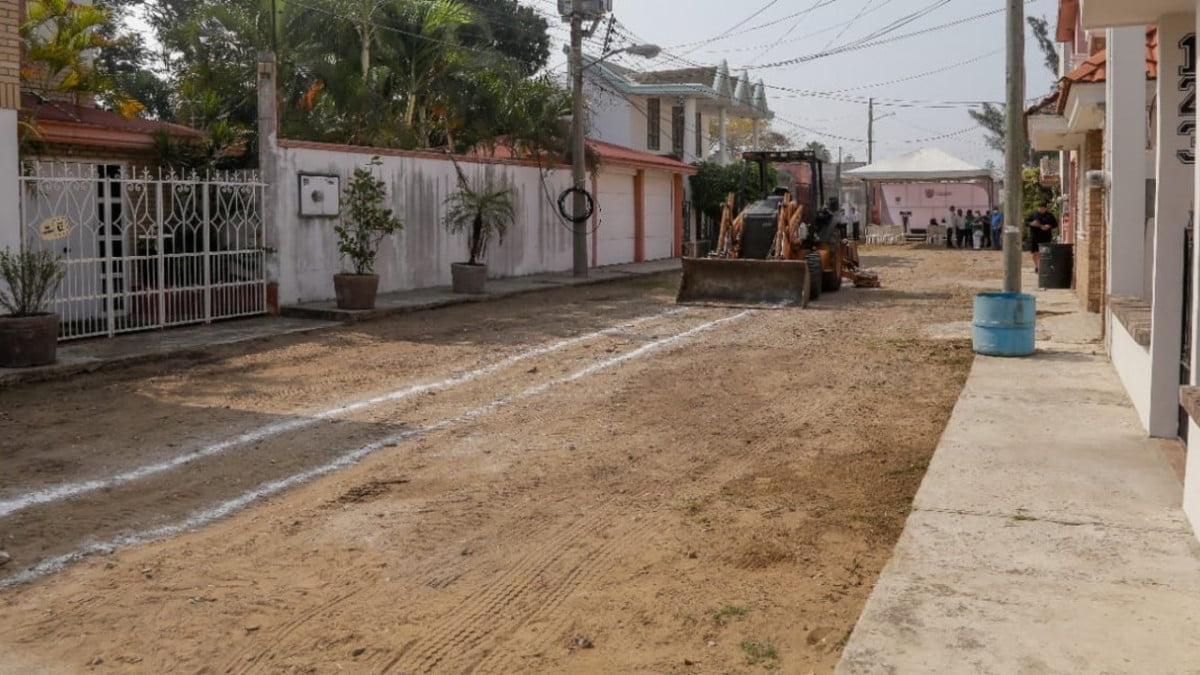 Pavimentan calles olvidadas en Cd. Madero