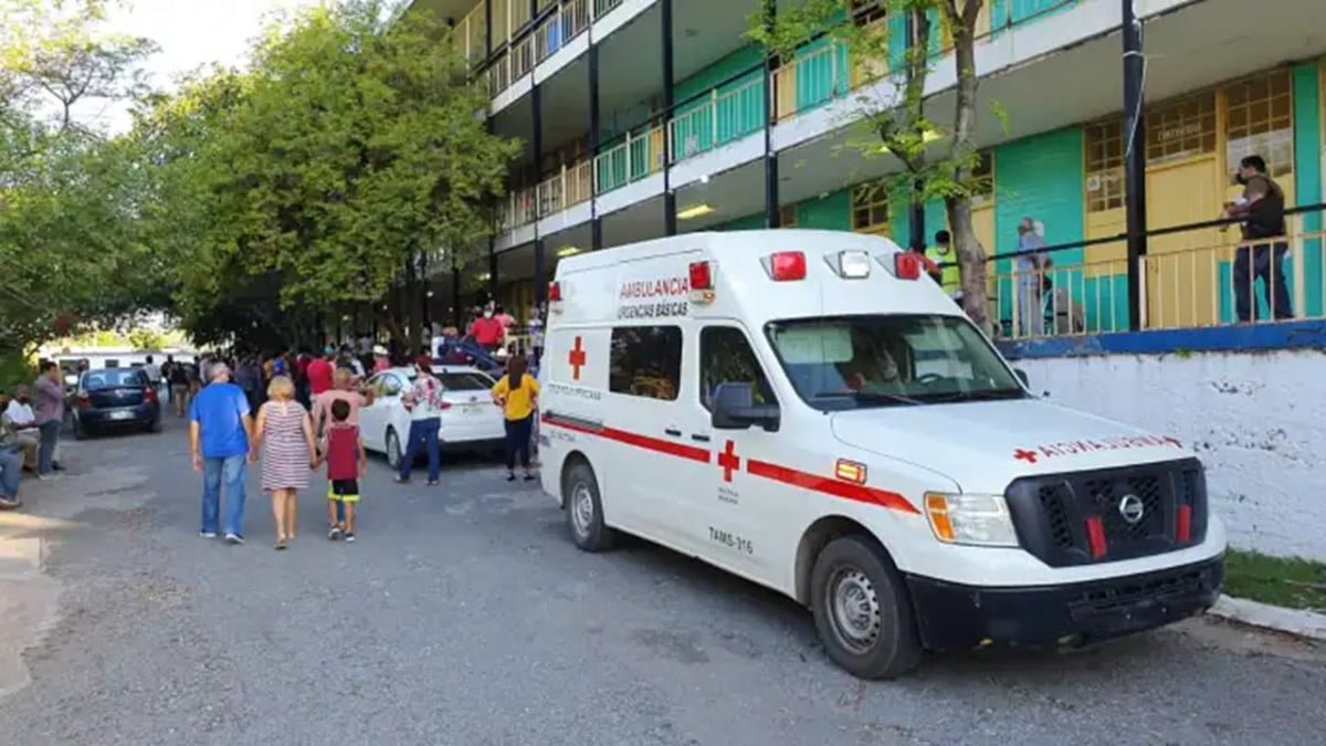 Persona de la tercera edad sufre convulsión mientras esperaba su turno para votar