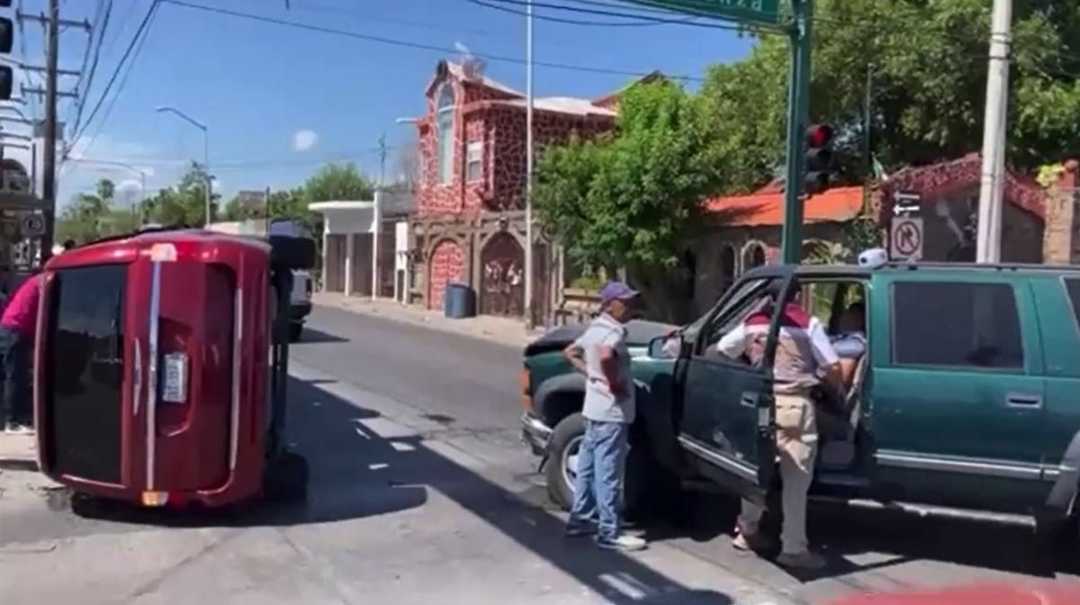 Vuelcan jóvenes en Nuevo Laredo, sobreviven de milagro