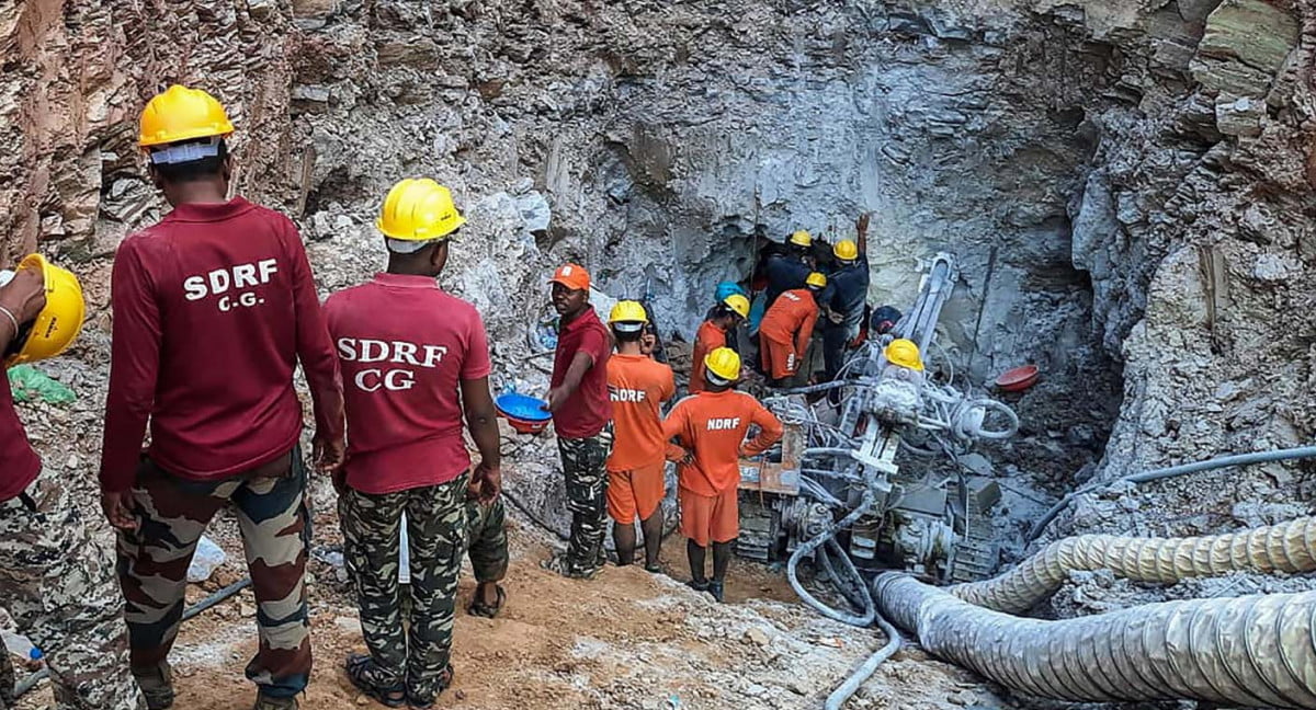 Rescatan a un niño que pasó 4 días en un pozo en India