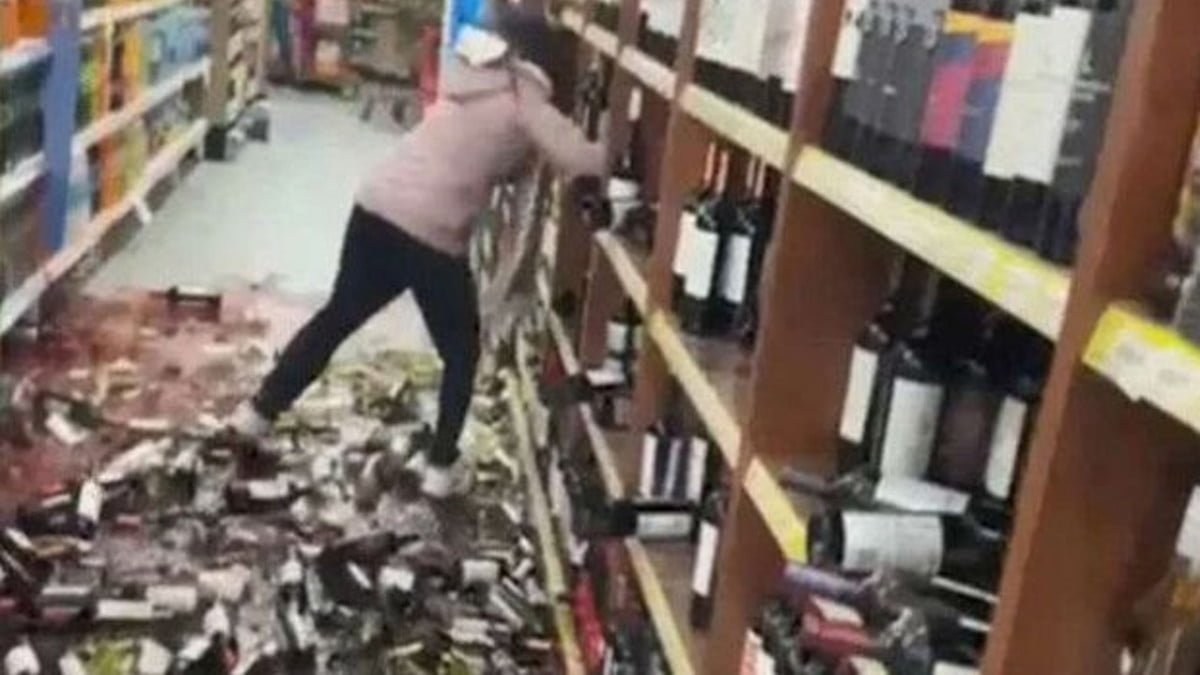 “Me cegó el enojo”: Mujer destroza botellas de vino tras ser despedida de su trabajo