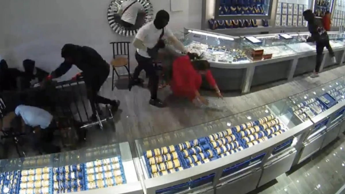 Ocho hombres roban al menos 1 millón de dólares en joyería
